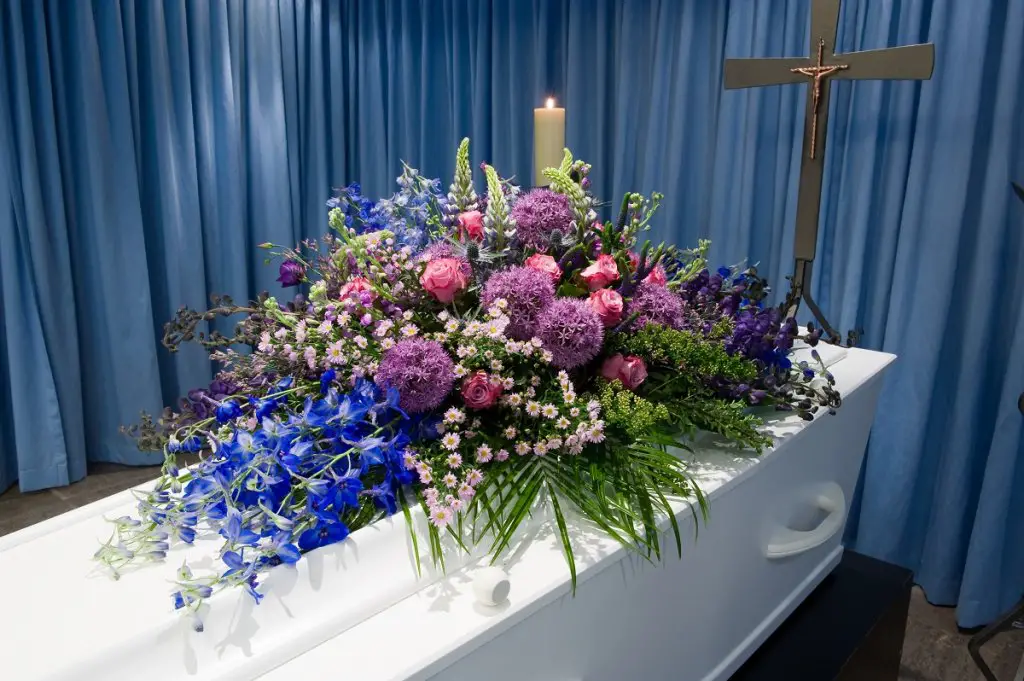 Casket spray in unusual colors