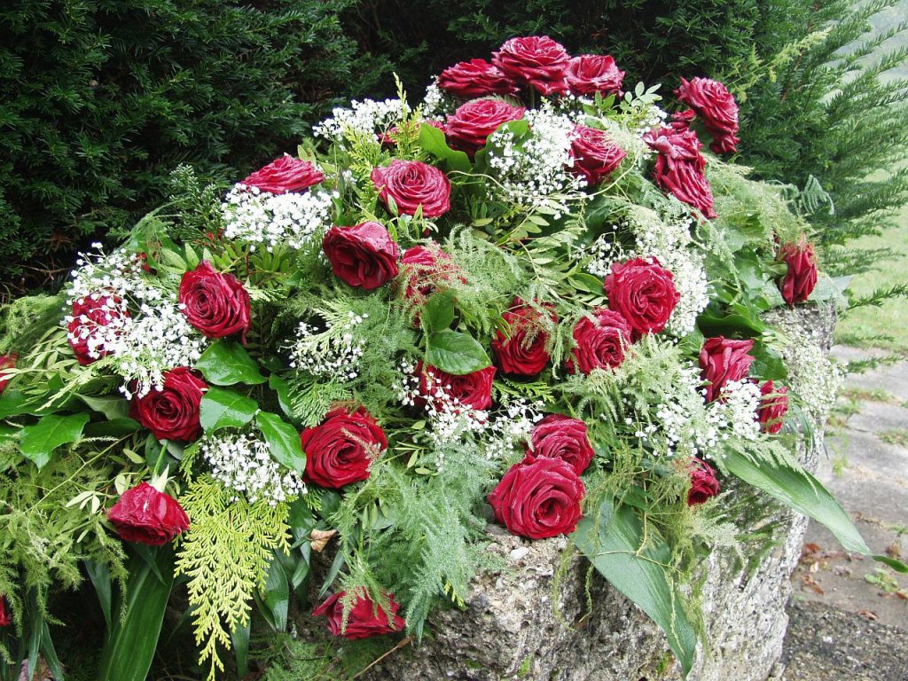 Red and white casket spray