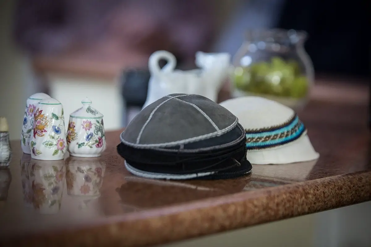 What To Wear To A Jewish Funeral Basic Do's & Dont's