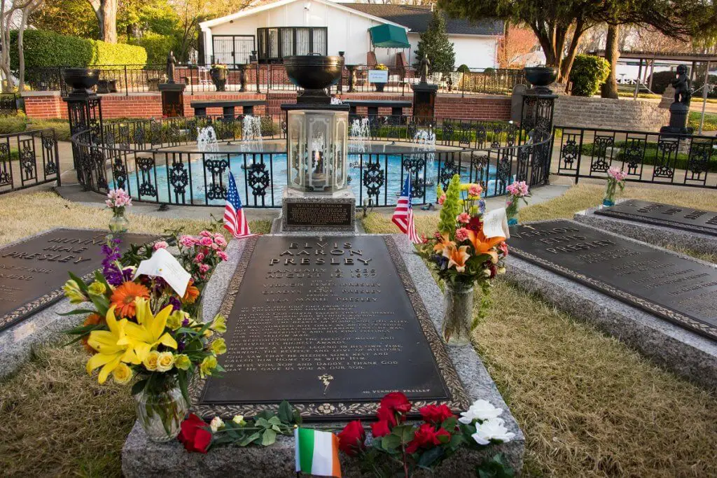 Elvis Presley grave