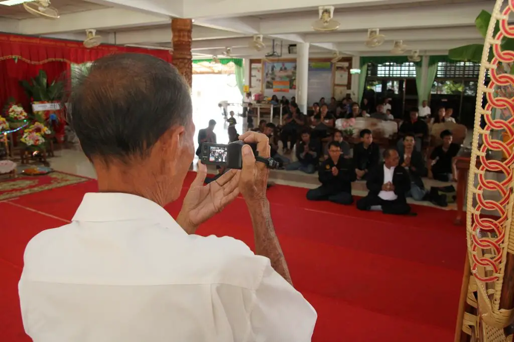 Live streaming Buddhist funeral