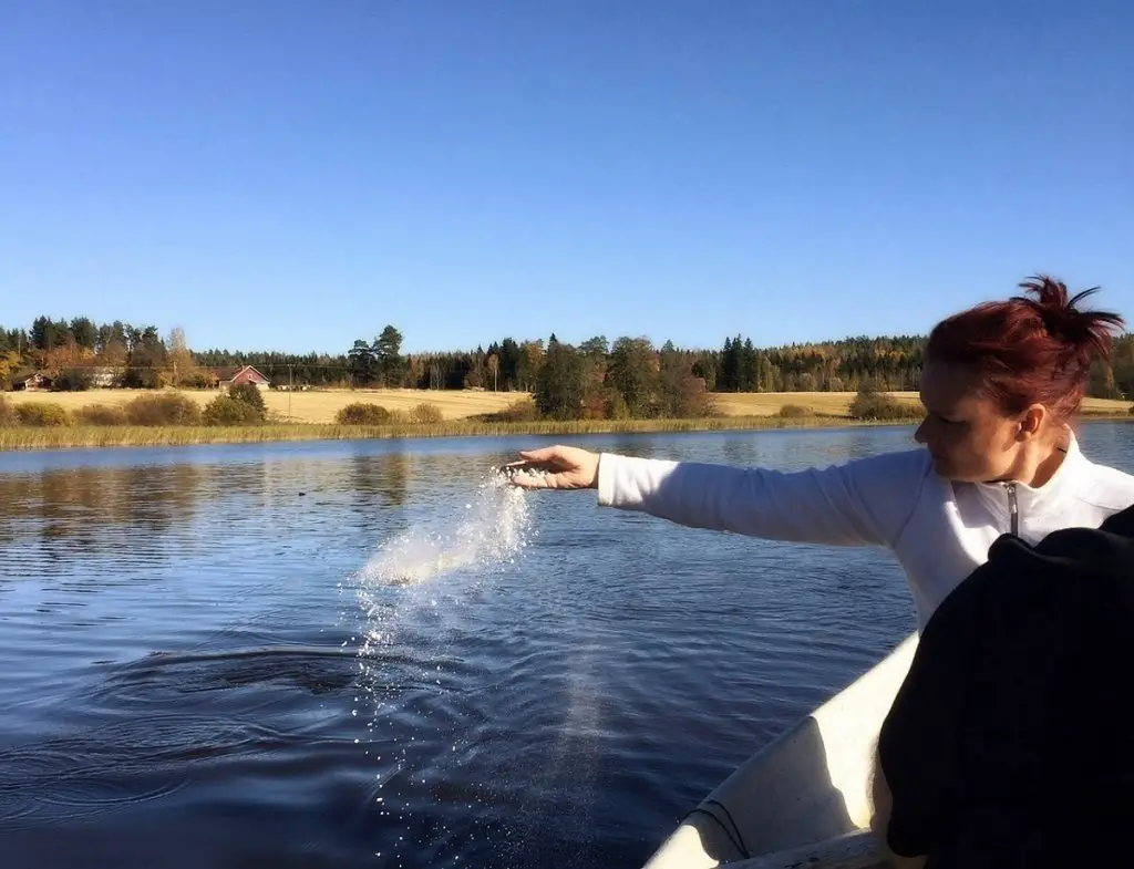 Scatter ashes in water