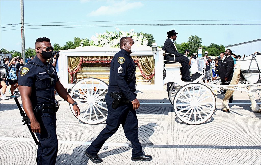 Bringing Geroge Floyd's casket to the church